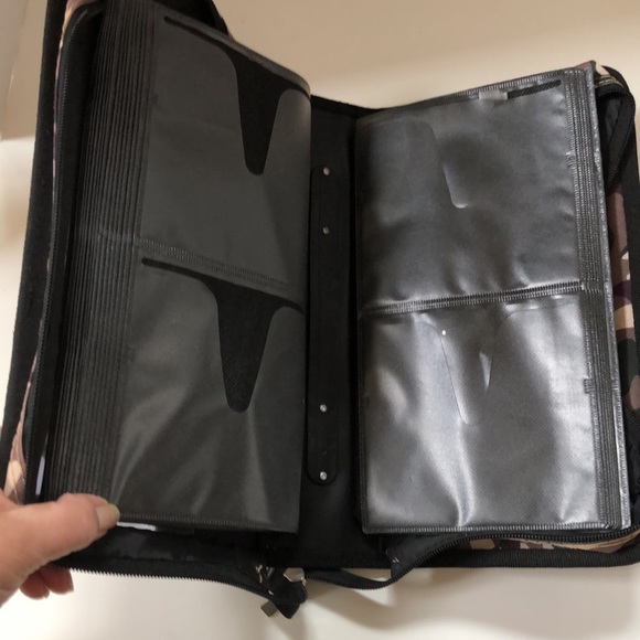 💥Host Pick💥 - Case for CDs or DVDs - Picture 9 of 16